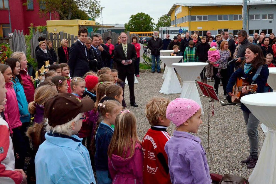 Drei flotte Lieder zur Eröffnung steuert der Grundschulchor bei (Foto: Manfred Frietsch) Drei flotte Lieder zur Eröffnung steuert der Grundschulchor bei (Foto: Manfred Frietsch)