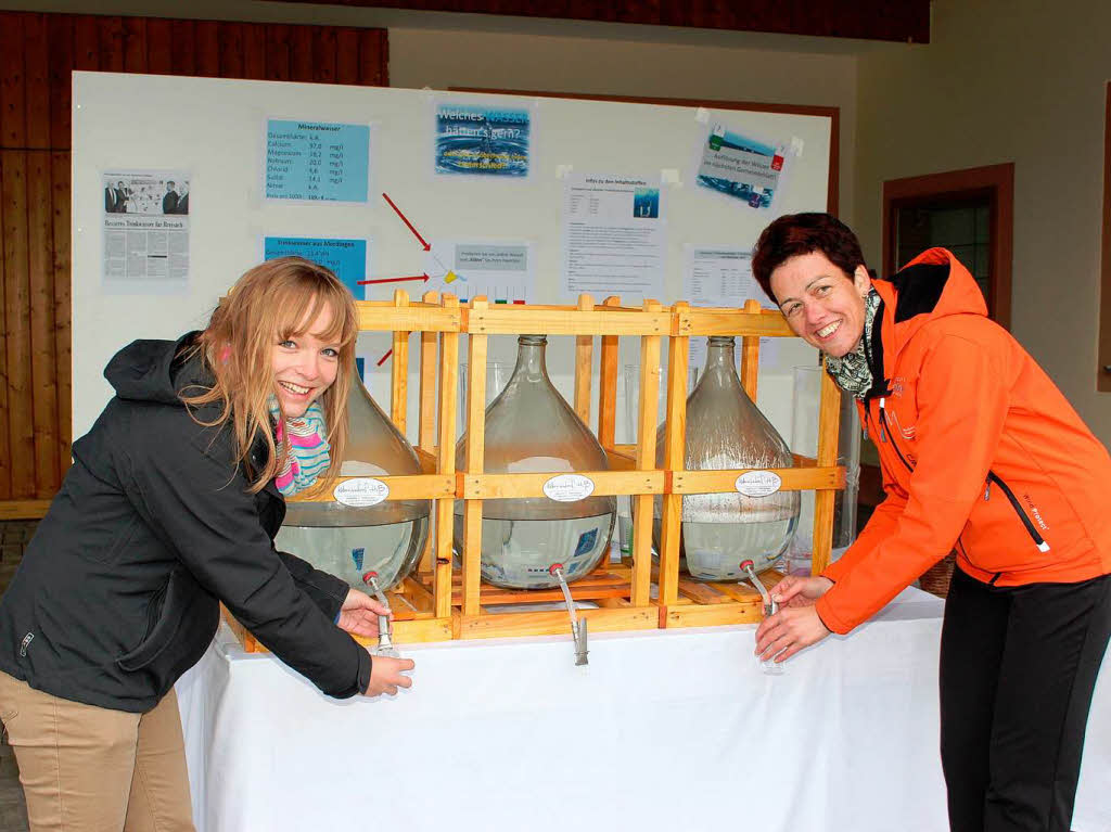 Alexandra Nothstein (links) und Wilma Landmann bieten fr die Freie Brgerliste dreierlei Trinkwasserproben an.