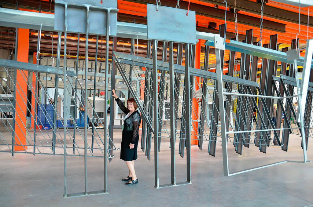 Industrie mit Kunstcharakter: Betriebsleiterin Christa Kempf mit Schaustücken im Breisgauer Beschichtungszentrum. Industrie mit Kunstcharakter: Betriebsleiterin Christa Kempf mit Schaustücken im Breisgauer Beschichtungszentrum.