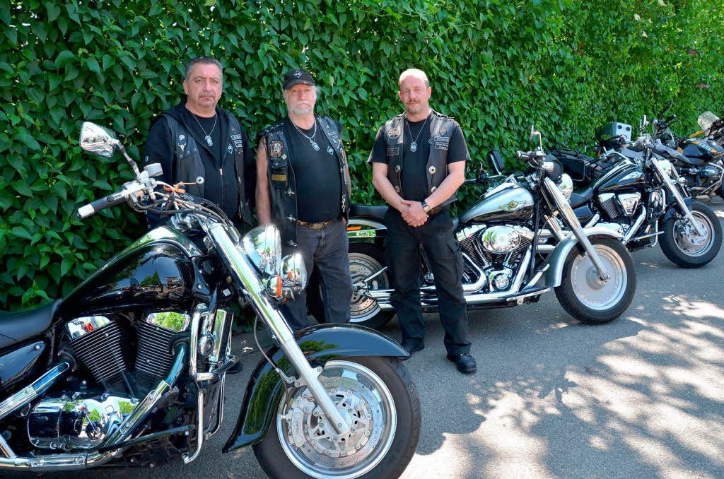 Hatten bei ihrer Nachtwache auf dem MeGa-Gelnde alles unter Kontrolle: Die Jungs vom MC „Dream Hunter“ bei ihren Bikes.