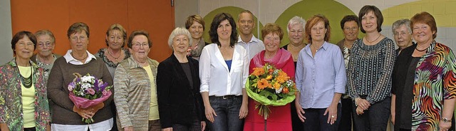 Brunhild Arnold (Mitte mit Blumen) gab...l Koch, Anja Sutterer, Erika Schmitt.   | Foto: OUNAS