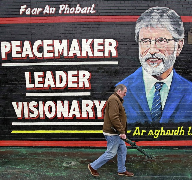 Das Plakat in Belfast zeigt Gerry Adams.   | Foto: DPA