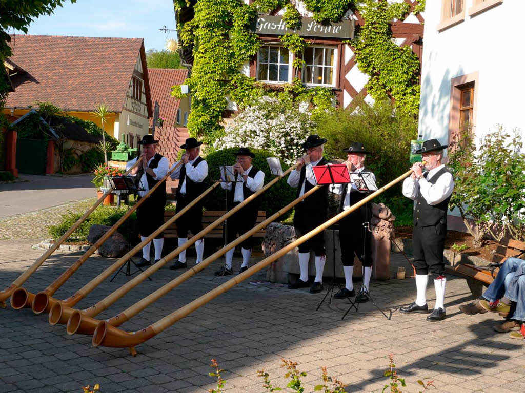 Alphornbläser verschönerten am Sonntag in Amoltern den Sonnenuntergang über den Vogesen. Alphornbläser verschönerten am Sonntag in Amoltern den Sonnenuntergang über den Vogesen.