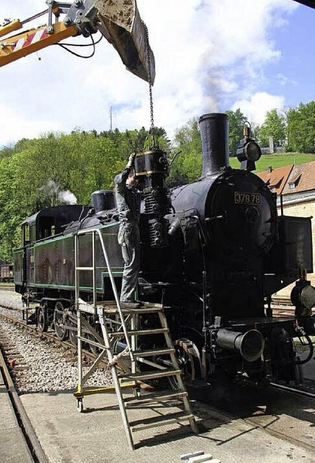 Vier Stunden dauerte  es, bis die Luftdruckpumpe ausgewechselt war.   | Foto: KANDERTALBAHN