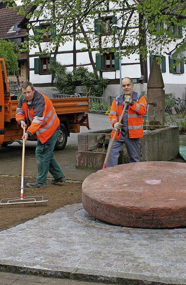 Christian Rung und Horst Scheurer vom ...iches Rondell aus Pflastersteinen an.   | Foto: Cremer