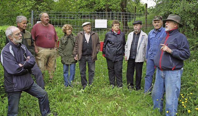 Josef Heckel (r.) und einige Gegner de...testierten am Samstag in Herbolzheim.   | Foto: Michael Haberer