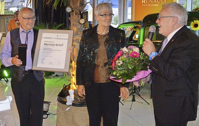 Paul Baier (rechts) ehrte im Rahmen ei...stabends Josef Gutmann und Frau Helga.  | Foto: markus dold