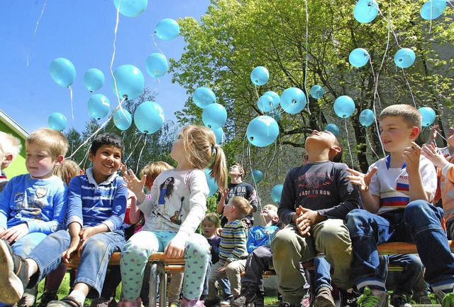 Trkisfarbene Ballons symbolisieren de...rd zur Vergabe von Betreuungspltzen.   | Foto: Ralf Staub