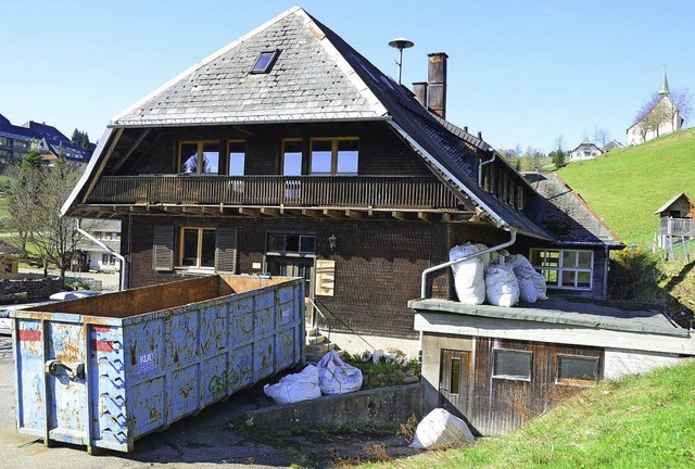 Die Arbeiten in Hofsgrund sind angelaufen, ein groer Container steht bereit.  | Foto: Markus Donner