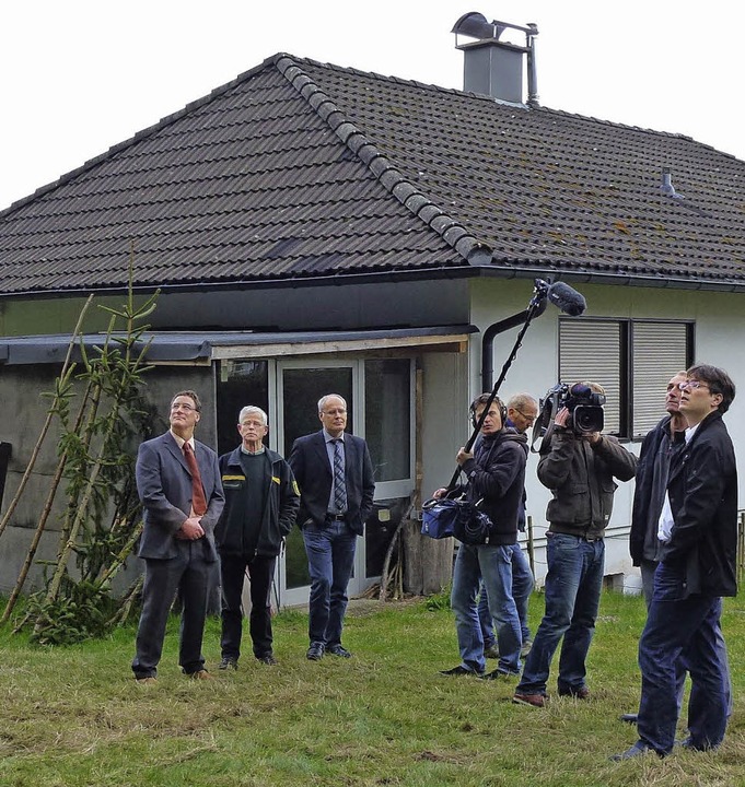 Der Waldabstand zum Anwesen Zhringer ...ittlerweile auch den Sdwestrundfunk.   | Foto: Heidrun Brichta