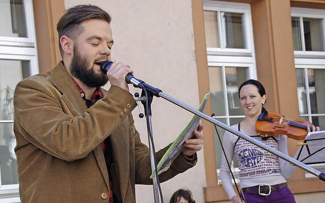 Der Bad Sckinger Lyriker Sven Lawicki... claque&#8220; Kunsthandwerk anboten.   | Foto: Hildegard Siebold