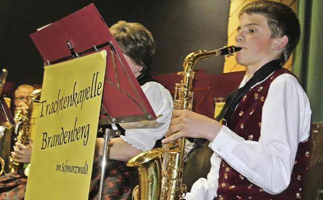 Saxofonist Kevin Maier gab sein  Debt...zert der Trachtenkapelle Brandenberg.   | Foto: Karin Maier