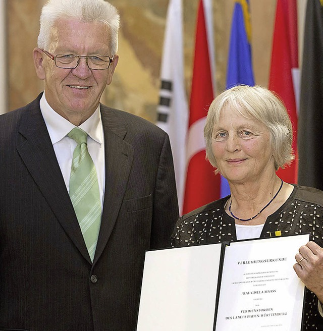 Ministerprsident Winfried Kretschmann...ienstorden des Landes an Gisela Maass.  | Foto: Fotos: Staatsministerium