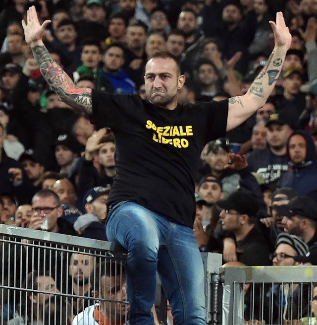 Hat im Stadion offenbar die Herrschaft...ommaso, der Anfhrer der Napoli-Ultras  | Foto: dpa