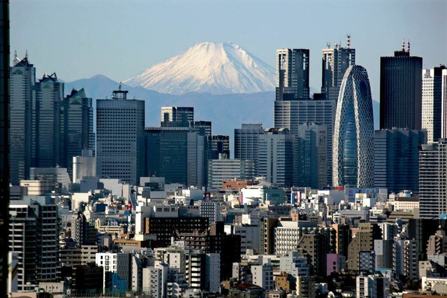 Grostadtkulisse mit Fuji: Majesttisc...erg hinter den Hochhusern von Tokio.   | Foto: DPA