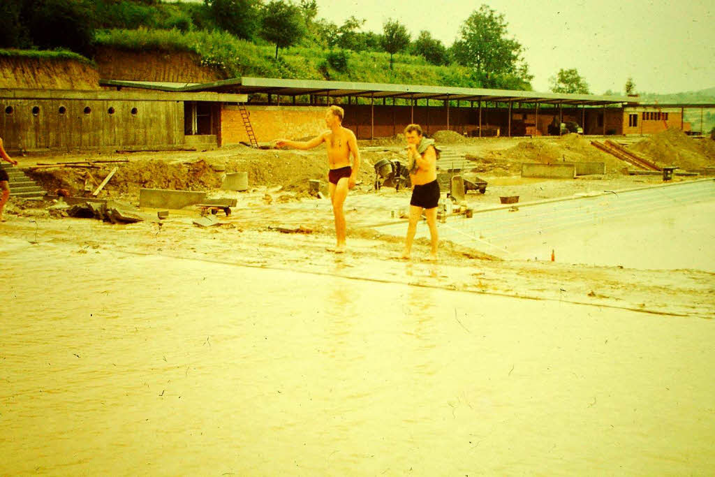 In ein Schlammbad verwandelt ein schweres Unwetter 1963 die Schwimmbadbaustelle.