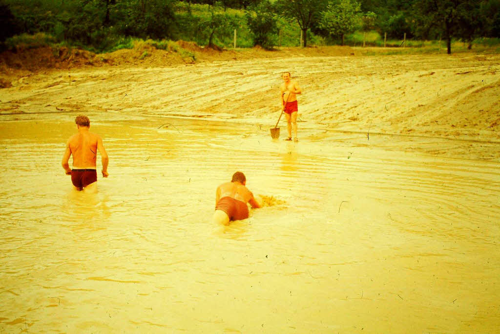 In ein Schlammbad verwandelt ein schweres Unwetter 1963 die Schwimmbadbaustelle.
