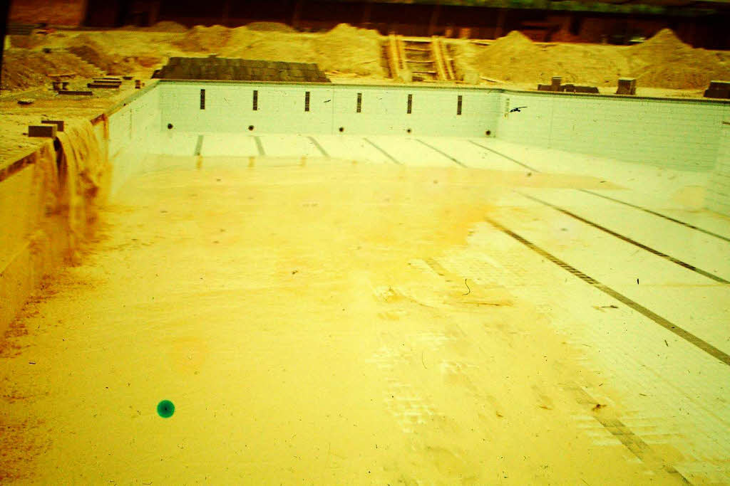 In ein Schlammbad verwandelt ein schweres Unwetter 1963 die Schwimmbadbaustelle.