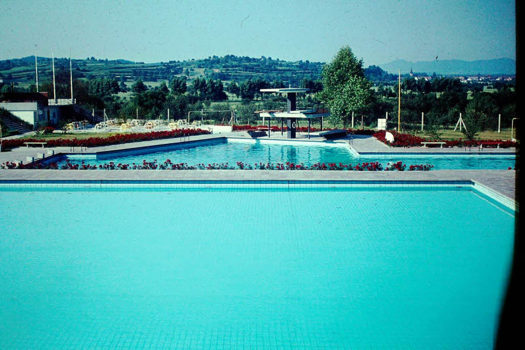 Das Schwimmbad ist fertig, die Gste knnen kommen.