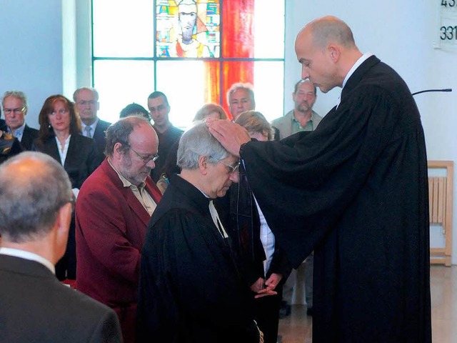 Michael Ott erhlt den Segen fr seine... Gemeindepfarrer von Altenheim/Mllen.  | Foto: WOLFGANG KUENSTLE               