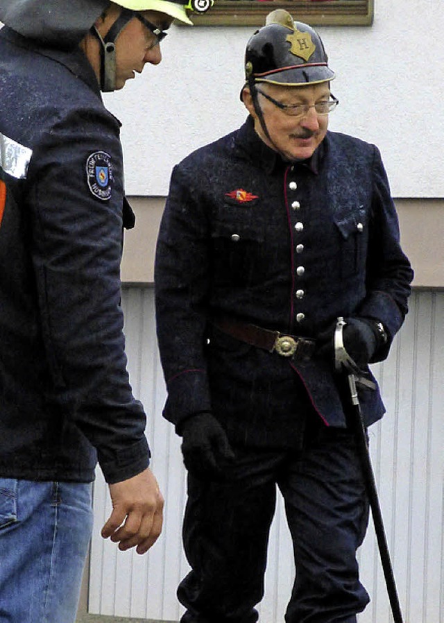 In historischer Uniform kommandierte K...ller das Maibaumstellen in Hsingen.   | Foto: vw