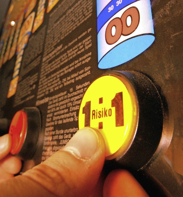 An Spielautomaten verzocken sich manche Mnner.    | Foto: dpa