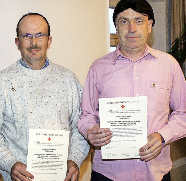 Fr 75-maliges Blutspenden wurden Frie...inks)  und Gnter Asal ausgezeichnet.   | Foto: Cremer