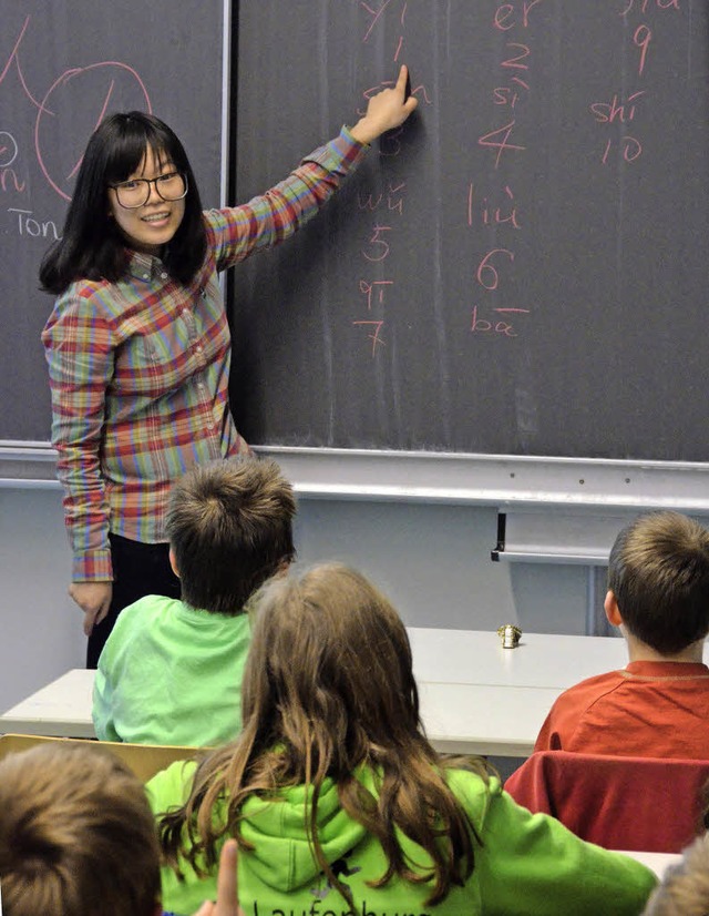 Sprachlehrerin Jia Liu bringt den Sch...von eins bis zehn auf Chinesisch bei.   | Foto: Julia Dreier