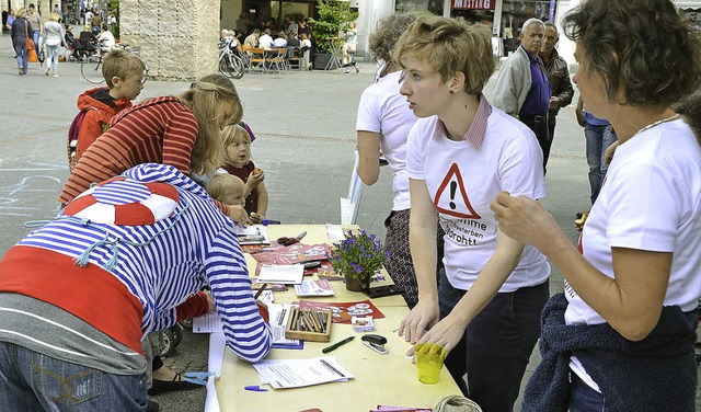 Unterschriften sammelten die Hebammen in Lrrach.   | Foto: Felix Held