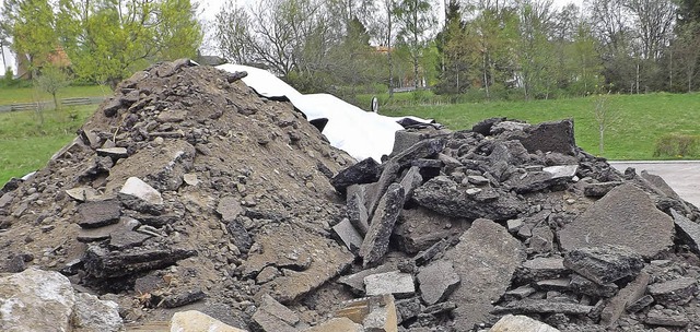 Das auf dem Lagerplatz in der  Lochmat...emeinde Herrischried entsorgt werden.   | Foto: WOLFGANG ADAM