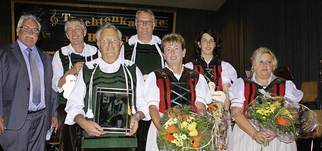 Der Vizeprsident des Blasmusikverband...ihre 25-jhrige Vereinszugehrigkeit.   | Foto:  Werner Probst