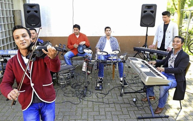 Improvisiertes Mini-Konzert: Am Schlag...ter von rechts) Valdet Gasnjani (21).   | Foto: Ingo schneider