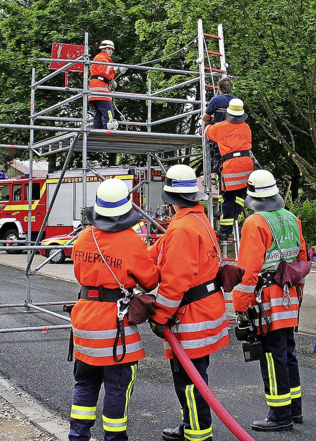 Feuerwehrmnner bei einer der Aufgaben bei den Leistungswettkmpfen   | Foto: Privat