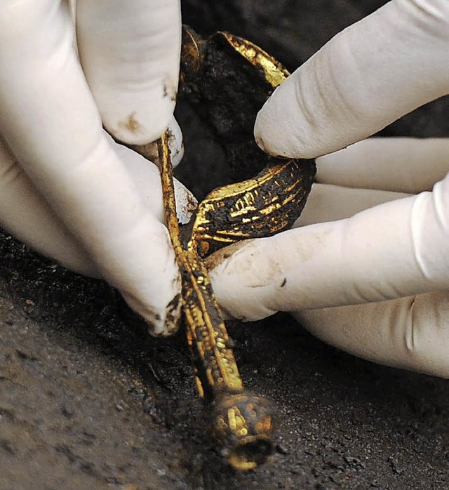 Heuneburg: Goldfibel aus  einem Grab    | Foto: dpa