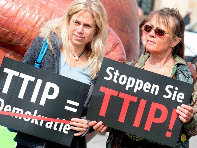 Protestaktion gegen das EU-US-Freihandelsabkommen  | Foto: dpa
