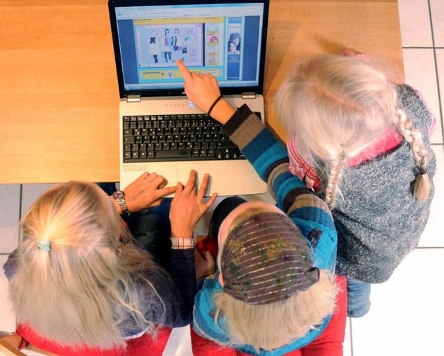 Im Schnitt fangen Kinder im Alter von acht Jahren an im Internet zu surfen.   | Foto: dpa