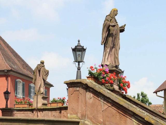 Die beiden Figuren auf dem Treppenport... Kirche St. Bartholomus in Ettenheim.  | Foto: Herbert Birkle