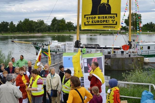 Greenpeace-Schiff legt in Breisach an