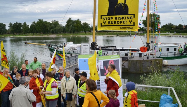 Zu einer Protestaktion legte die Beluga II am Breisacher Rheinufer an.   | Foto: hans-jochen voigt