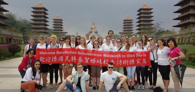 Gste und Gastgeber vor der Kulisse der Tempelanlage Fo Guang Shan   | Foto: Berufsschulzentrum