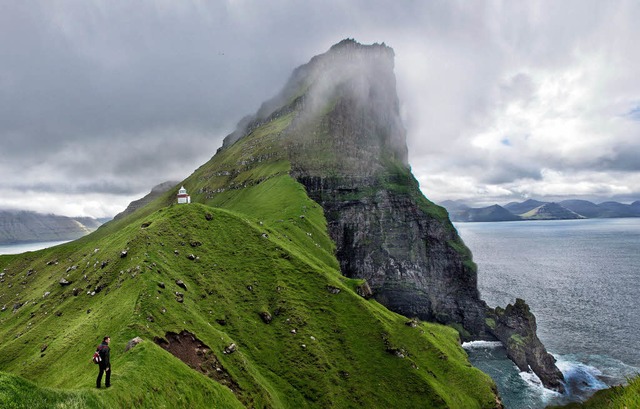 Mensch am Berg: Fr Wanderer und Natur...n  im Nordatlantik ein lohnendes Ziel.  | Foto: dpa