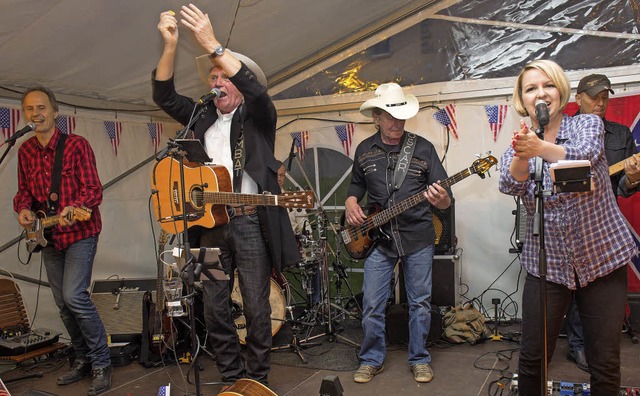 Country- und Westernfest im Festzelt b... die Besucher im voll besetzten Zelt.   | Foto: Chris Seifried