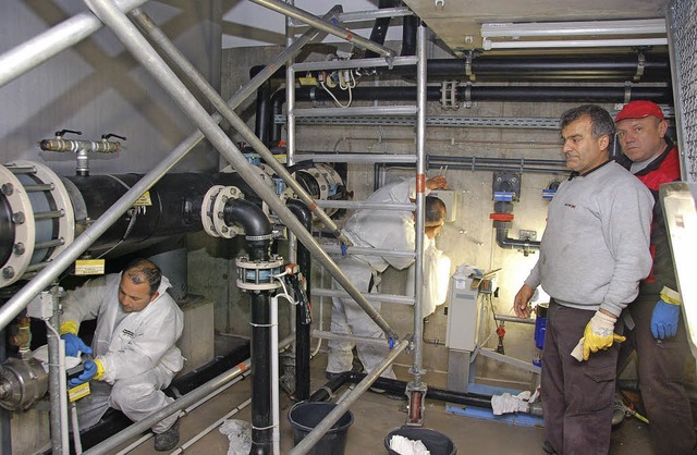 Spezialisten reinigen die Gerteteile im Technikraum.   | Foto: wolfgang beck