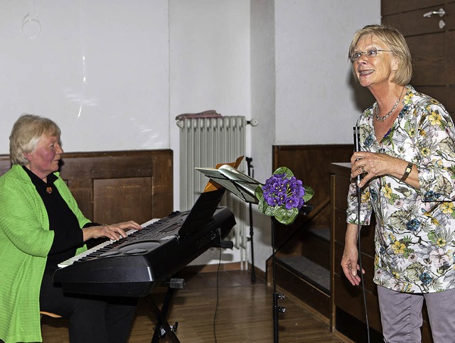 Gerlinde Steinwender und Tina Reuter p...ur Musik von Wolfgang Amadeus Mozart.   | Foto: Gabriele Zahn