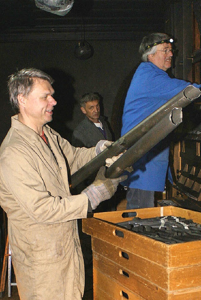 Mit seinen Mitarbeitern zusammen zerle...rgrund) die Orgel in ihre Einzelteile.  | Foto: Reinhard Cremer