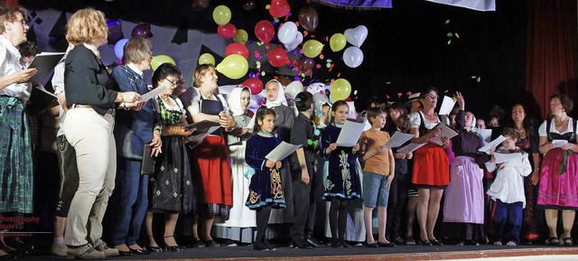 Bunte Luftballons stiegen auf beim Jub...chor  St. Martin und Cercle Celtique.   | Foto:  Privat