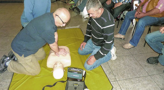 DLRG-Ausbilder Christian Meiner (link...chtigen Umgang mit dem Defibrillator.   | Foto: Dehmel