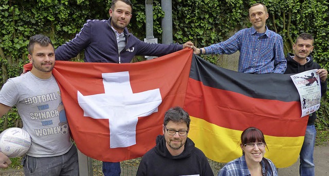 Organisieren die Straenfuballturnier...entzel und Stefanie Behringer (vorne)   | Foto: Marion Rank