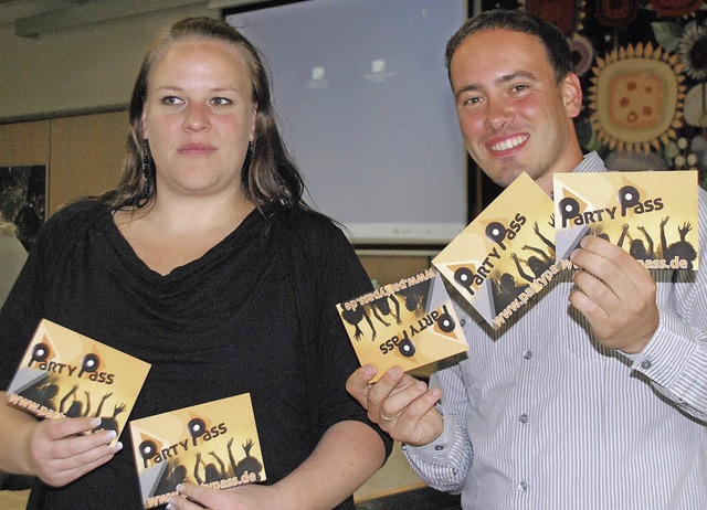 Die Jugendreferenten Anna Hinnah und Simon Hohler werben fr den Partypass.   | Foto: Ralf Staub