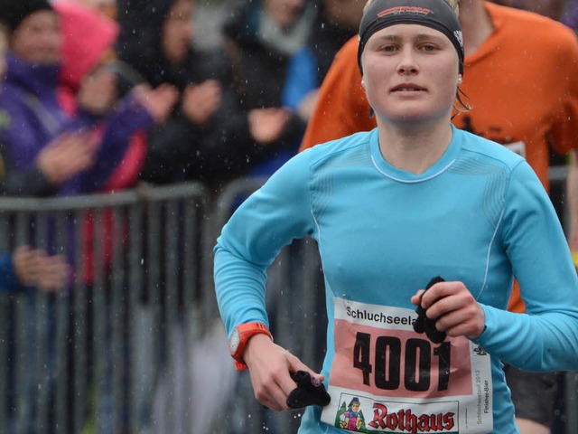 Im Vorjahr rannte Stefanie Doll im Regen auf Rang drei.   | Foto: seeger